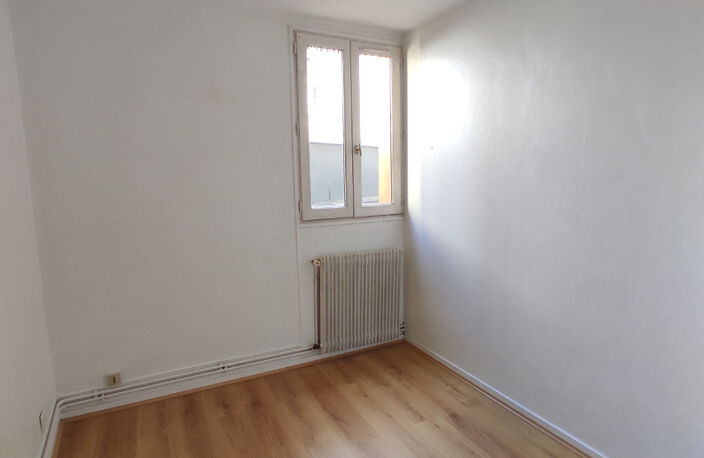 LIMOGES T3 DE 47 m² PROCHE CATHÉDRALE ET MAIRIE — photo 4
