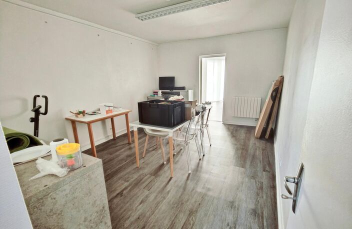 Immeuble: 2 locaux commerciaux et appartement T3 — photo 4