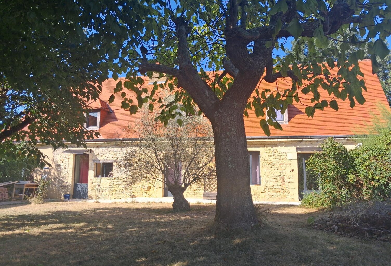 Ensemble immobilier composé d'une maison d'habitation, d'un séjoir à tabac, d'une sépendances en pierre non attennate, piscine et jardin — photo 1