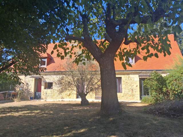 Ensemble immobilier composé d'une maison d'habitation, d'un séjoir à tabac, d'une sépendances en pierre non attennate, piscine et jardin — photo du bien