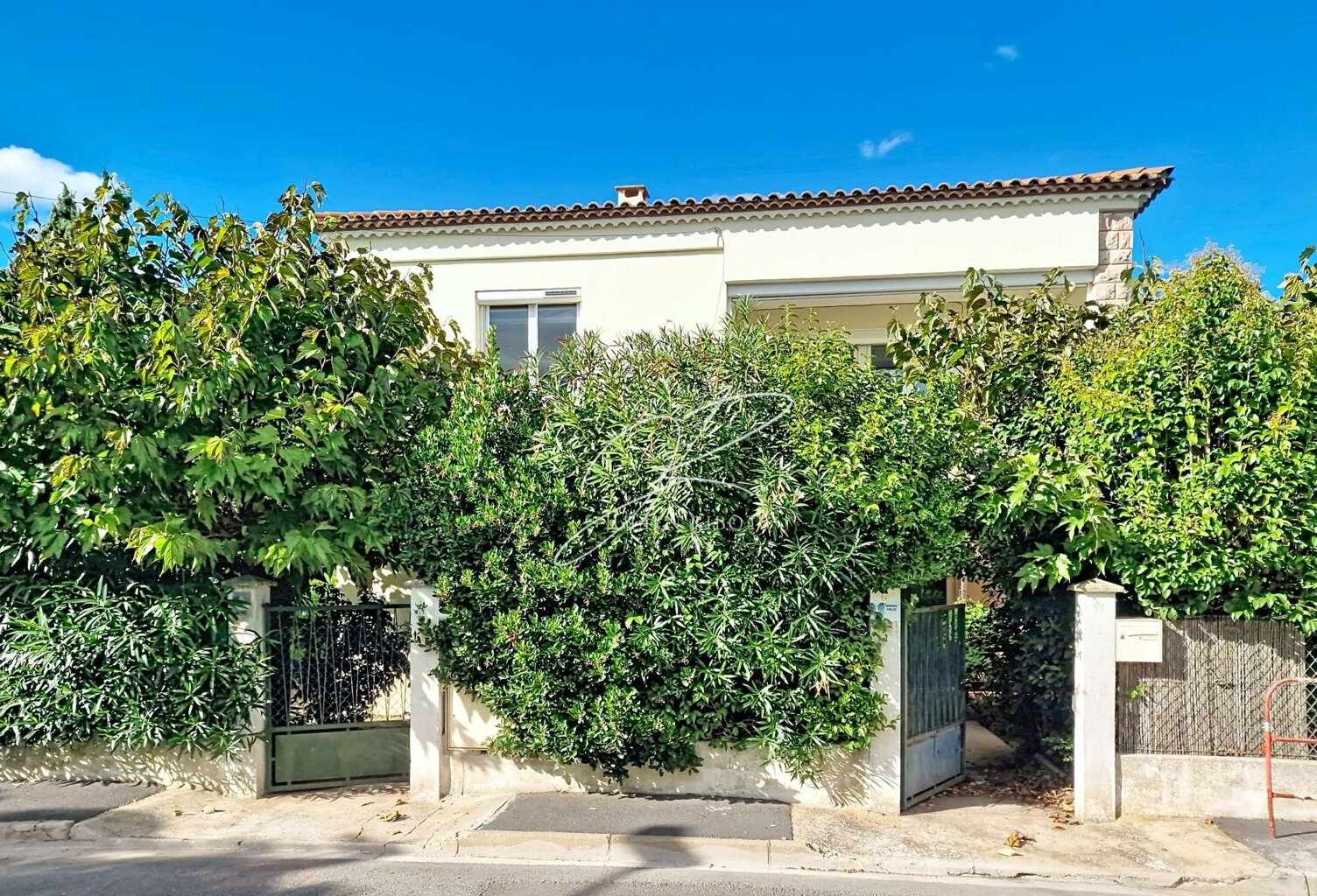 Maison T10 200 m² composée de 2 appartements — photo 1