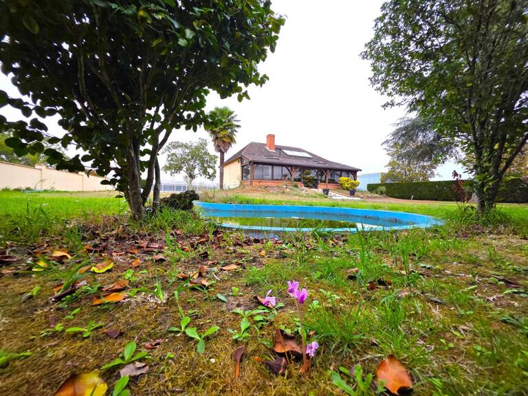 Maison traditionnelle rénovée , ses 5 chambres, sa piscine couverte et son garage ! — photo 1