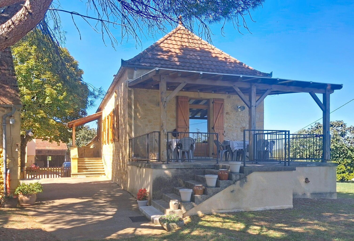 Ancien corps de ferme avec maison en pierre, grange, séchoir à tabac, four à pain et piscine, l'ensemble sur 11510 m² — photo 1