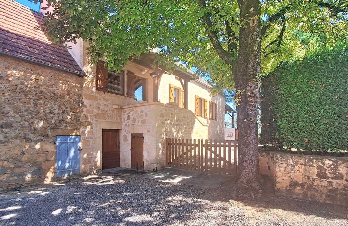 Ancien corps de ferme avec maison en pierre, grange, séchoir à tabac, four à pain et piscine, l'ensemble sur 11510 m² — photo 2