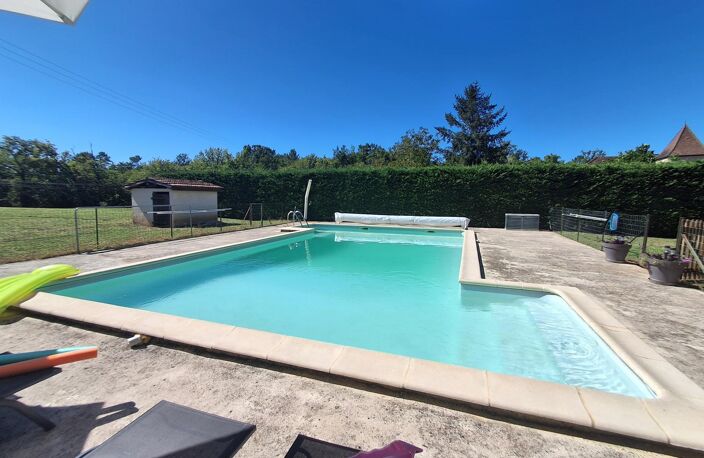 Ancien corps de ferme avec maison en pierre, grange, séchoir à tabac, four à pain et piscine, l'ensemble sur 11510 m² — photo 3