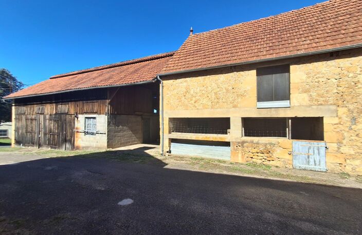 Ancien corps de ferme avec maison en pierre, grange, séchoir à tabac, four à pain et piscine, l'ensemble sur 11510 m² — photo 4