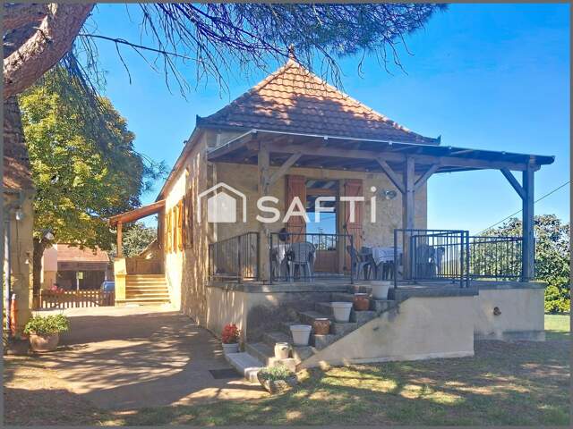 Ancien corps de ferme avec maison en pierre, grange, séchoir à tabac, four à pain et piscine, l'ensemble sur 11510 m² — photo du bien