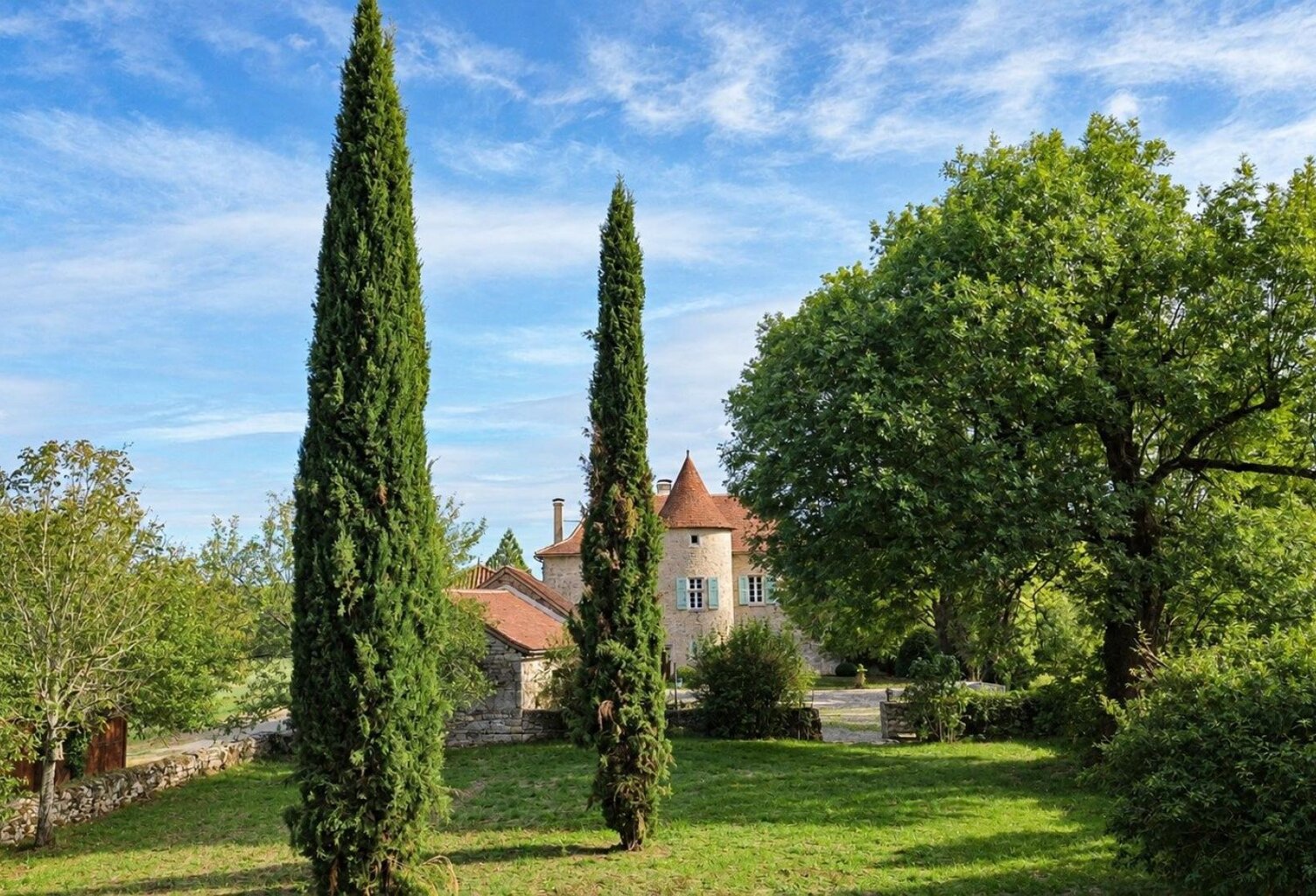 Manoir XIIIème siècle et dépendances — photo 1