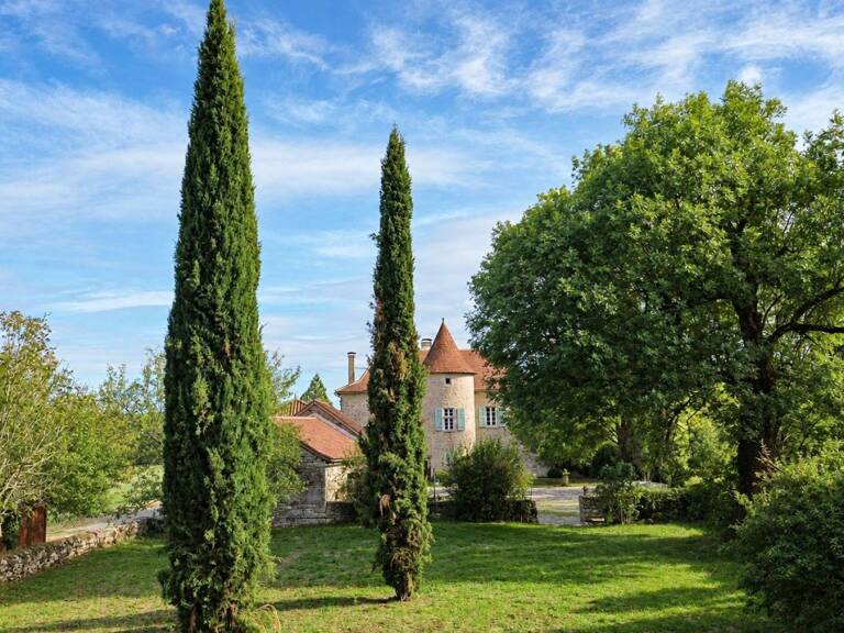 Manoir XIIIème siècle et dépendances — photo 1