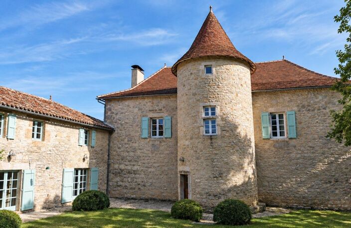 Manoir XIIIème siècle et dépendances — photo 2