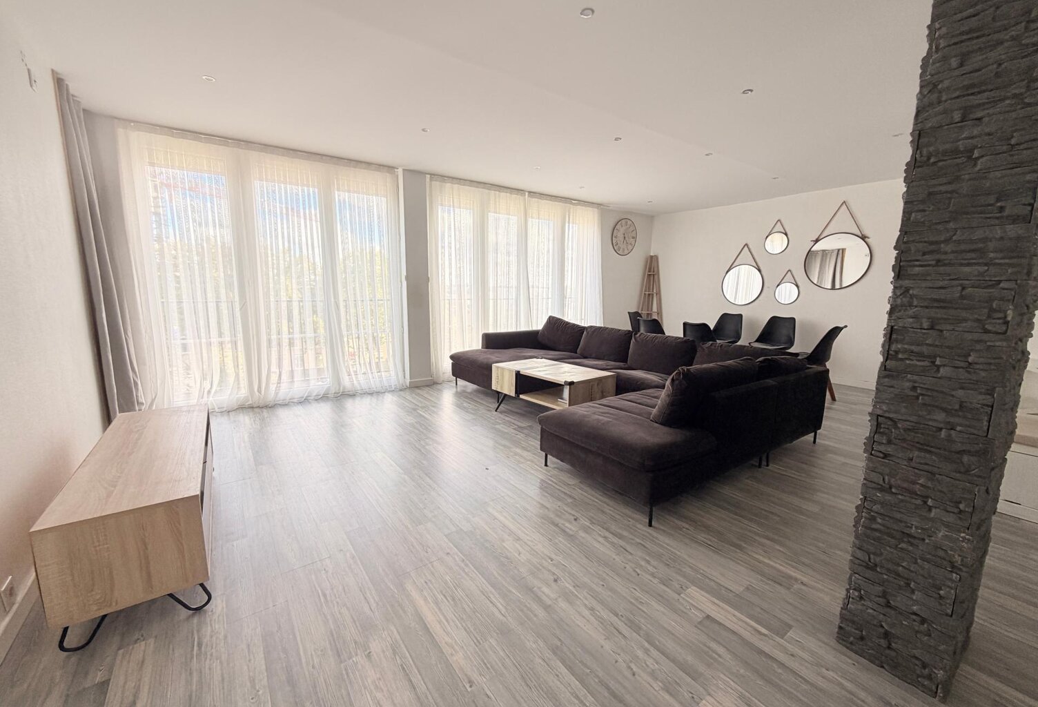 Une vue dégagée avec un volume confortable — photo 1