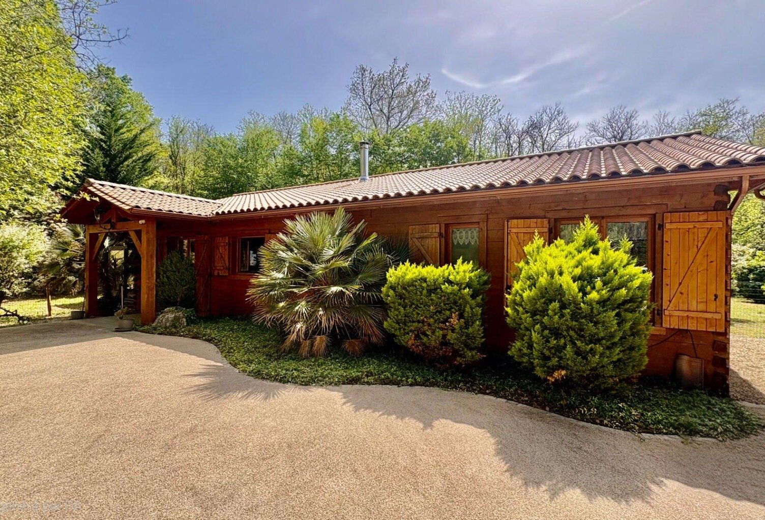 Maison T4 de 100m2 avec une véranda de 20m2, trois chambres, un salon/salle à manger avec cuisine ouverte, au calme, à l'orée du bois, 2300m2 de terrain piscinable, un garage de 50m2. — photo 1