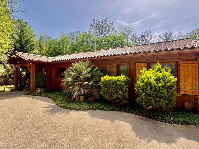Maison T4 de 100m2 avec une véranda de 20m2, trois chambres, un salon/salle à manger avec cuisine ouverte, au calme, à l'orée du bois, 2300m2 de terrain piscinable, un garage de 50m2. — photo du bien