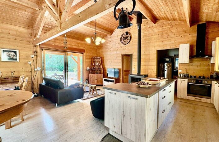 Maison T4 de 100m2 avec une véranda de 20m2, trois chambres, un salon/salle à manger avec cuisine ouverte, au calme, à l'orée du bois, 2300m2 de terrain piscinable, un garage de 50m2. — photo 3