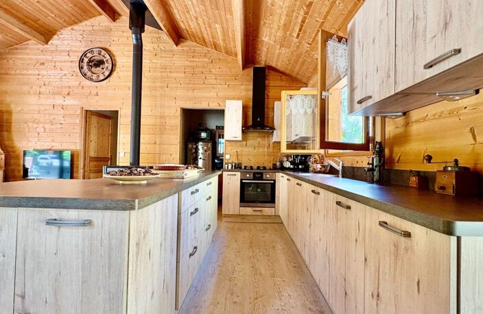 Maison T4 de 100m2 avec une véranda de 20m2, trois chambres, un salon/salle à manger avec cuisine ouverte, au calme, à l'orée du bois, 2300m2 de terrain piscinable, un garage de 50m2. — photo 4