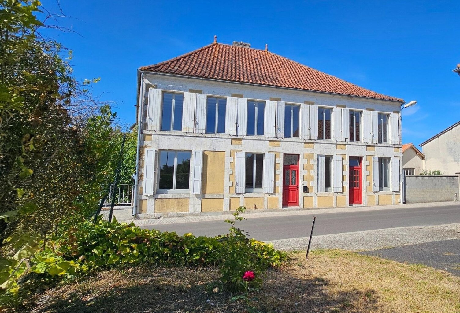 Proche de Barbezieux, maison familiale de 340 m² entièrement rénovée au charme authentique. — photo 1