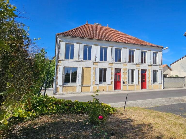 Proche de Barbezieux, maison familiale de 340 m² entièrement rénovée au charme authentique. — photo 1