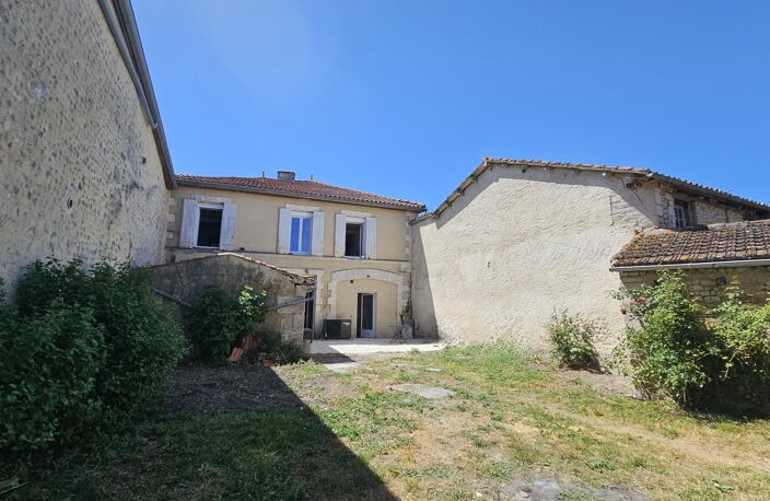 Proche de Barbezieux, maison familiale de 340 m² entièrement rénovée au charme authentique. — photo 2