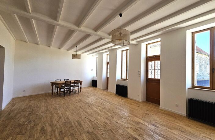 Proche de Barbezieux, maison familiale de 340 m² entièrement rénovée au charme authentique. — photo 3