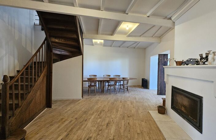 Proche de Barbezieux, maison familiale de 340 m² entièrement rénovée au charme authentique. — photo 4