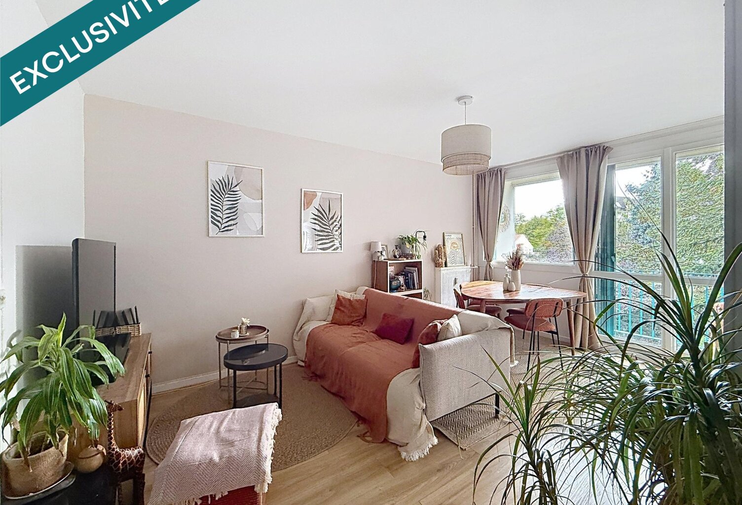 APPARTEMENT AVEC BALCON, PARKING ET 2 CAVES ! — photo 1