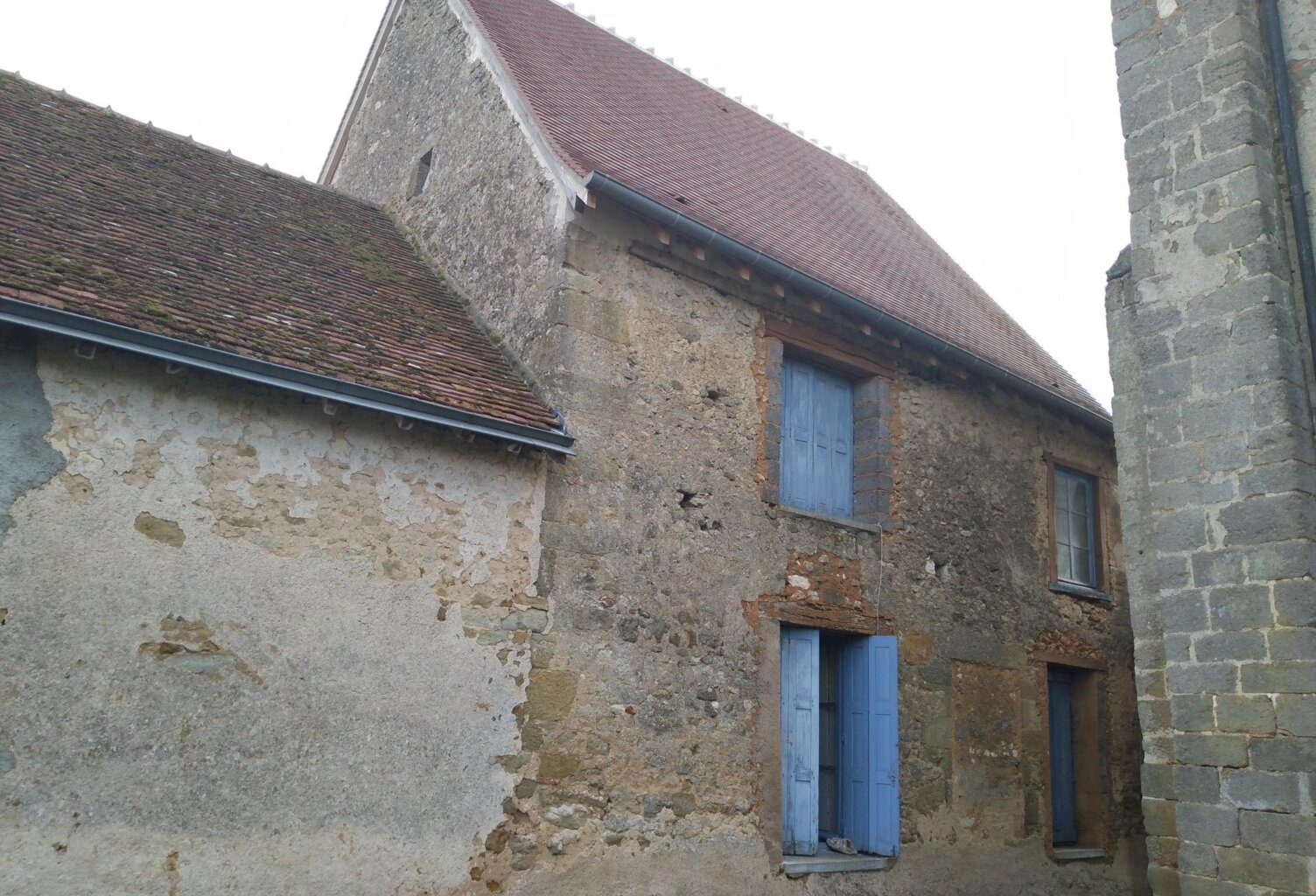 Petite maison de bourg en matériaux traditionnels (moellons, poutres chênes massifs) — photo 1