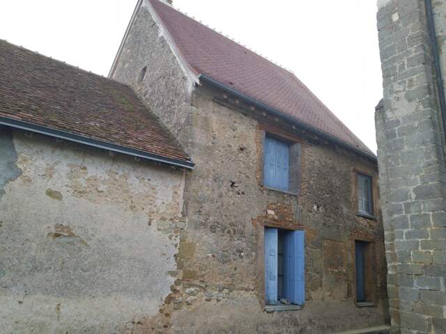 Petite maison de bourg en matériaux traditionnels (moellons, poutres chênes massifs) — photo du bien