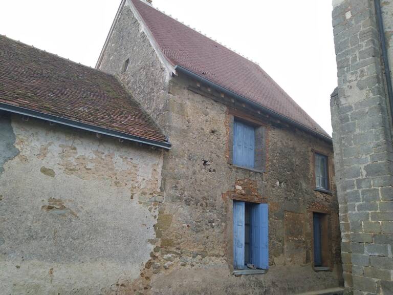Petite maison de bourg en matériaux traditionnels (moellons, poutres chênes massifs) — photo 1
