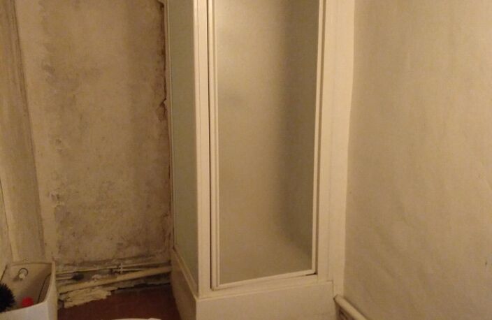 Petite maison de bourg en matériaux traditionnels (moellons, poutres chênes massifs) — photo 3