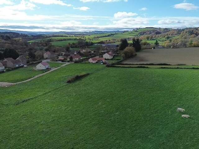 Terrain constructible et viabilisé - 1009 m² — photo du bien