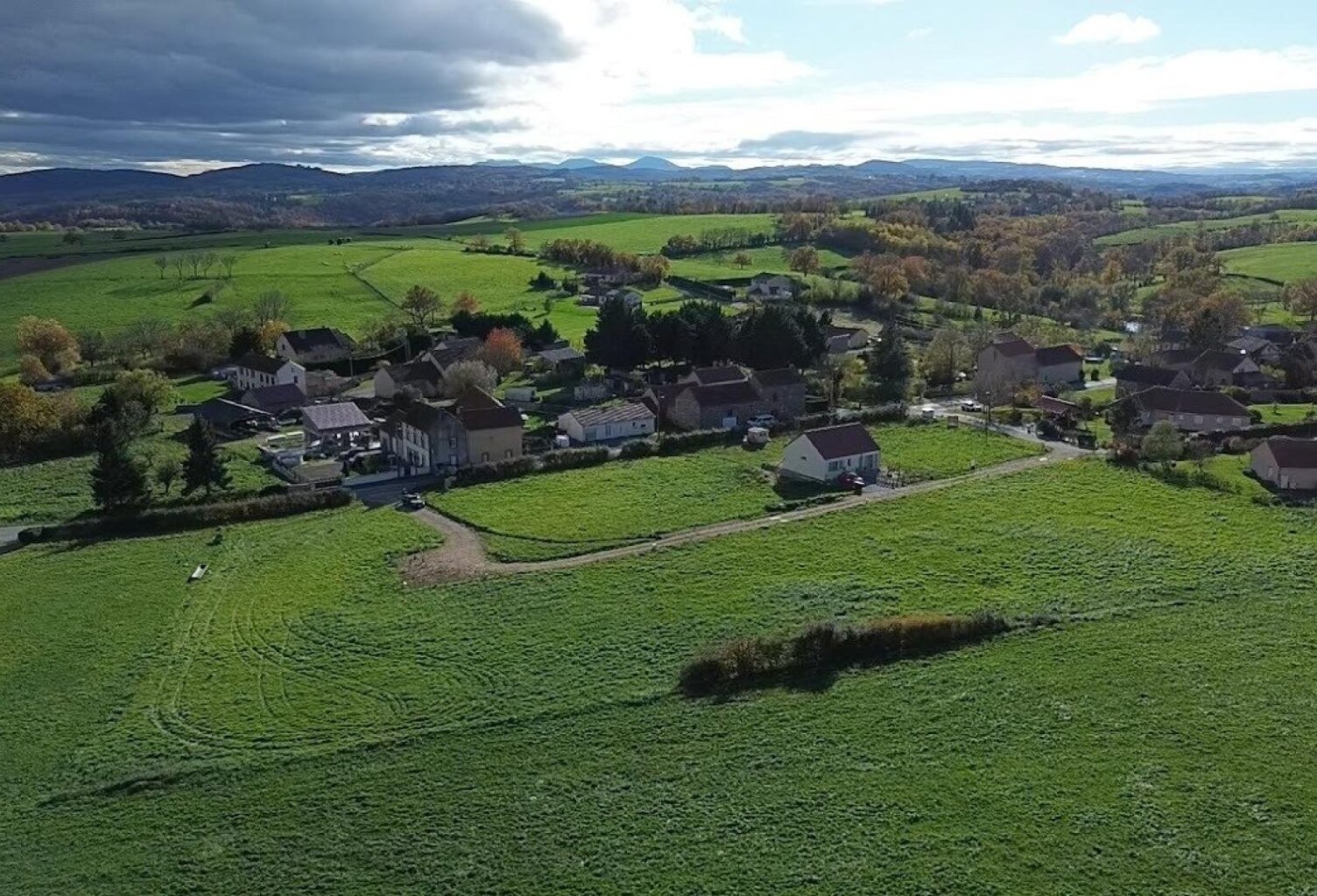 Terrain constructible et viabilisé - 1153 m² — photo 1