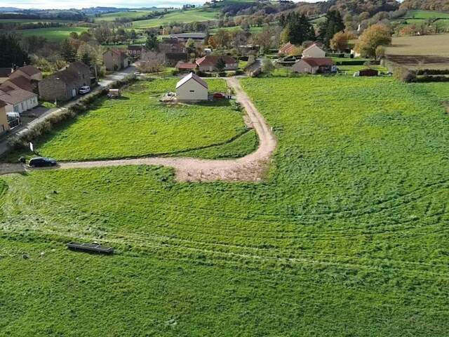 Terrain constructible et viabilisé - 561 m² — photo du bien