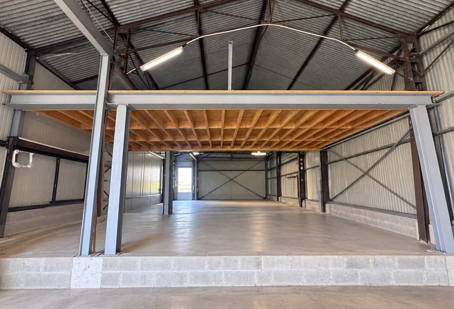 Hangar — photo 1