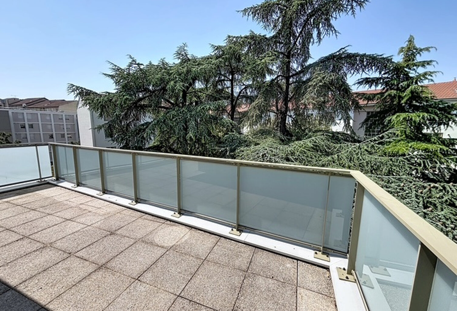 T2 de 44 M2 avec terrasse de 22 M2 étage élevé 69100 Villeur — photo 1