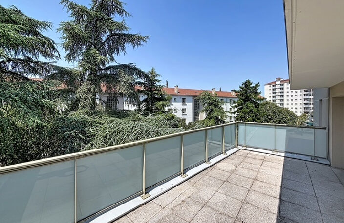 T2 de 44 M2 avec terrasse de 22 M2 étage élevé 69100 Villeur — photo 2