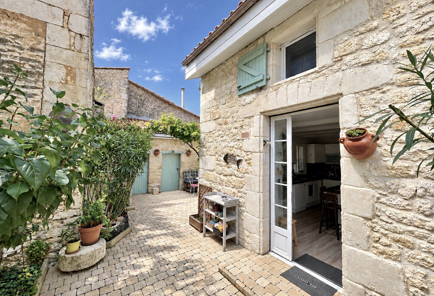 Le Gua - Maison en pierre avec patio et dépendances — photo 1