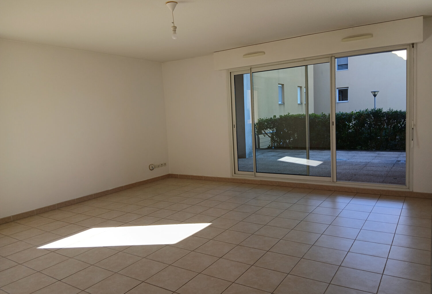VENTE - APPARTEMENT - 3 PIECES - 74 M2 - ALES — photo 1