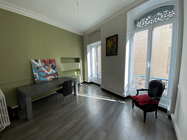 Achat / Vente Appartement T3 75 m2 de Caractère Nîmes Centre (Entre Arènes et Place du Marché) - DPE B & Climatisation — photo du bien