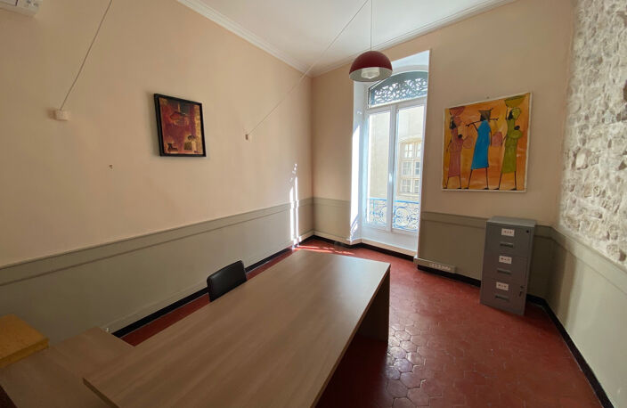 Achat / Vente Appartement T3 75 m2 de Caractère Nîmes Centre (Entre Arènes et Place du Marché) - DPE B & Climatisation — photo 2