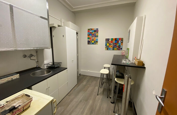 Achat / Vente Appartement T3 75 m2 de Caractère Nîmes Centre (Entre Arènes et Place du Marché) - DPE B & Climatisation — photo 4