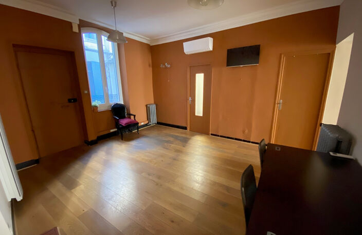 Achat / Vente Appartement T3 75 m2 de Caractère Nîmes Centre (Entre Arènes et Place du Marché) - DPE B & Climatisation — photo 5