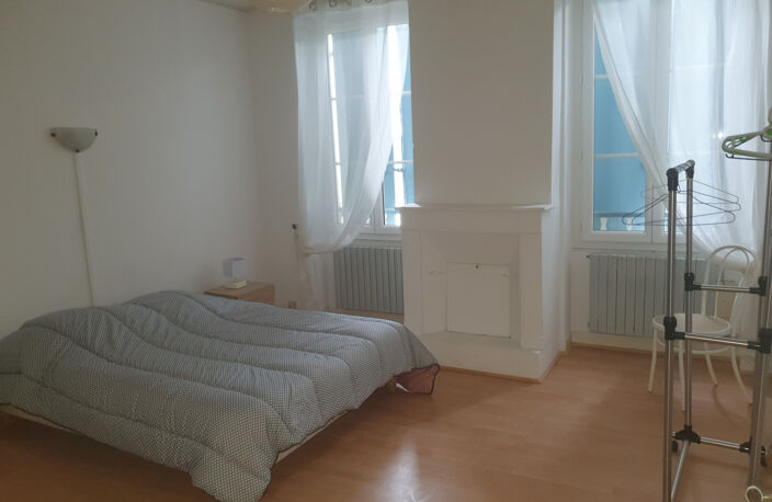 Maison de ville avec cour (meublée) à louer à MARMANDE. — photo 5