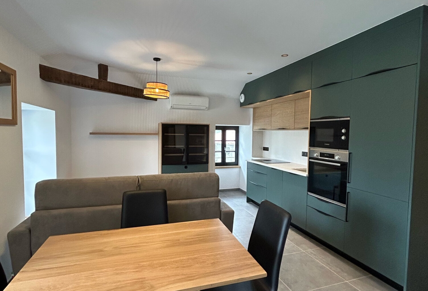 APPARTEMENT T2 MEUBLÉ À LOUER DANS UN IMMEUBLE ENTIÈREMENT RENOVÉ À UHART-CIZE — photo 1