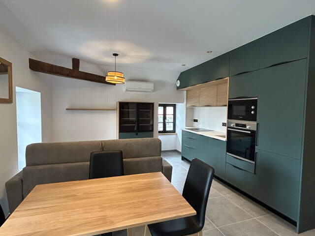 APPARTEMENT T2 MEUBLÉ À LOUER DANS UN IMMEUBLE ENTIÈREMENT RENOVÉ À UHART-CIZE — photo du bien