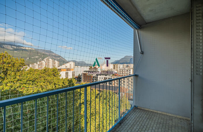 RUE MARBEUF - T5 de 95m² — photo 4