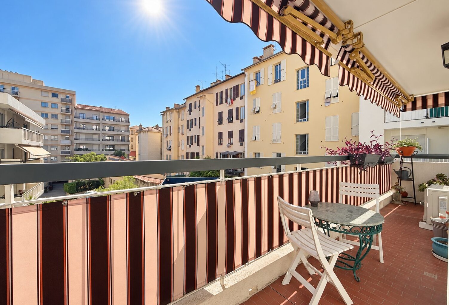 Libération : 2 Pièces rénové avec terrasse et cave — photo 1
