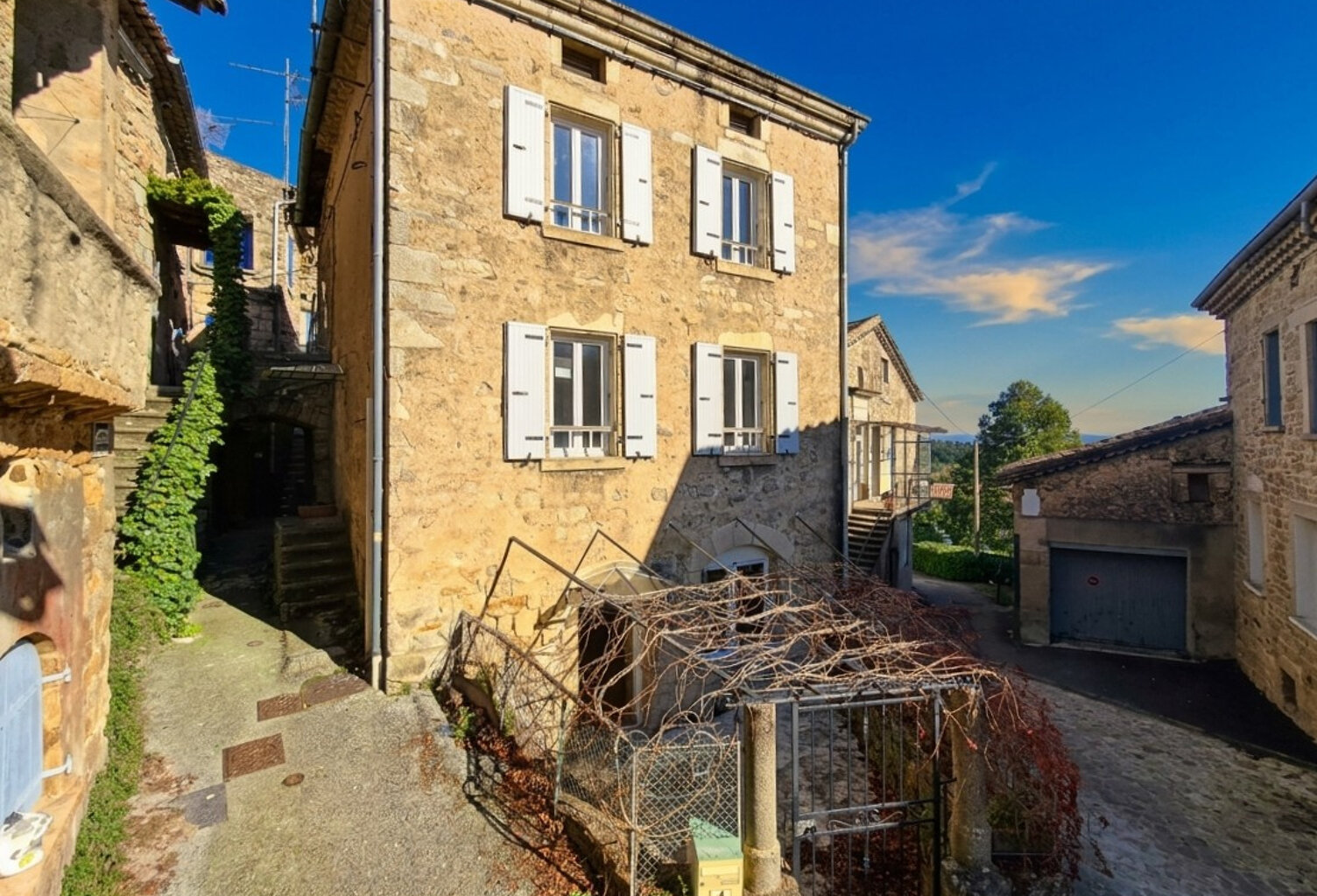 Maison de village en pierre avec terrasse — photo 1