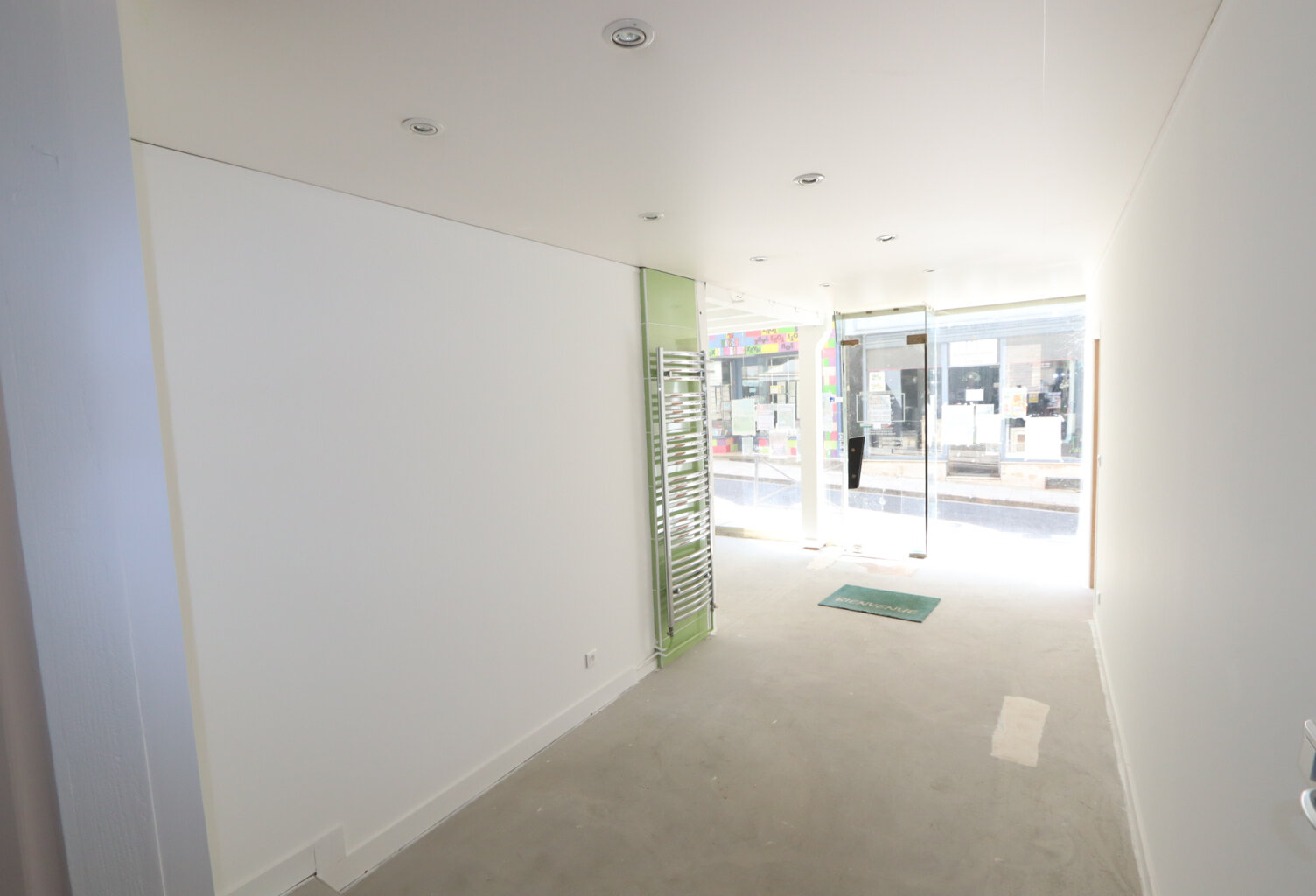 Bel emplacement pour cette boutique spacieue entièrement rén — photo 1