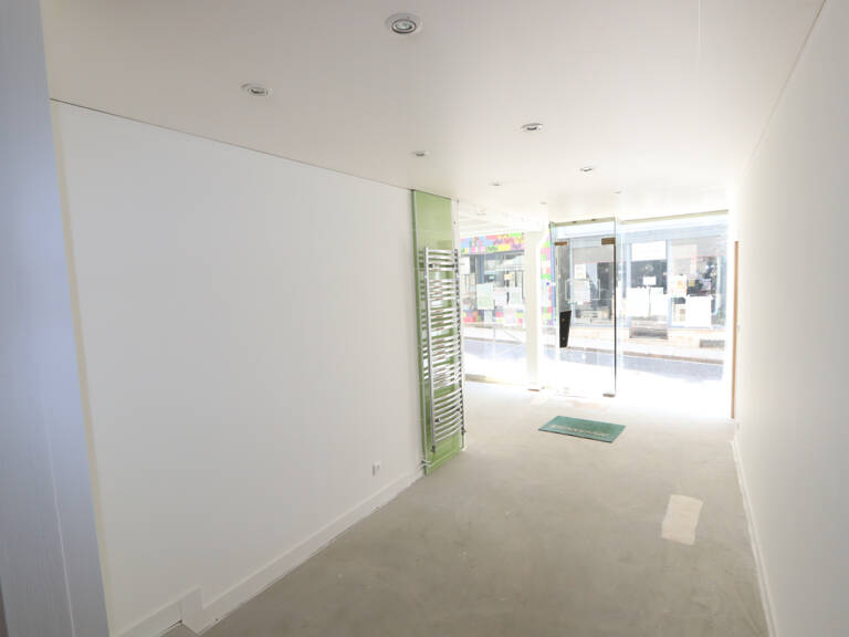 Bel emplacement pour cette boutique spacieue entièrement rén — photo 1