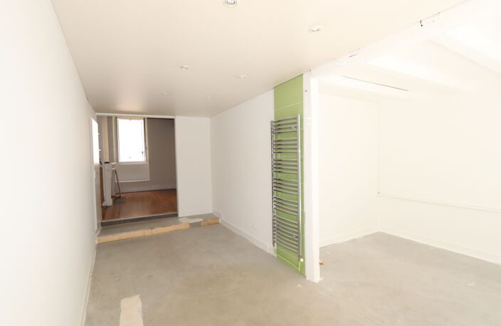 Bel emplacement pour cette boutique spacieue entièrement rén — photo 3